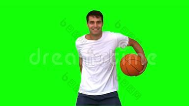 一个人在绿屏上打篮球和运球